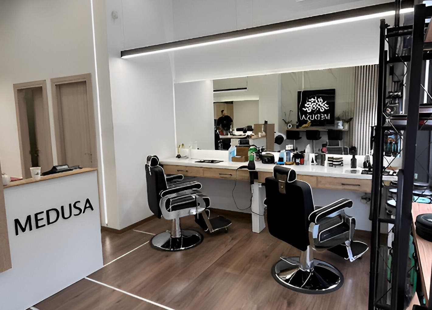 Σύγχρονο κομμωτήριο στο Medusa Barber Kalamaria, Καλαμαριά, GR με πολυτελή καρέκλες και φωτεινή διακόσμηση.