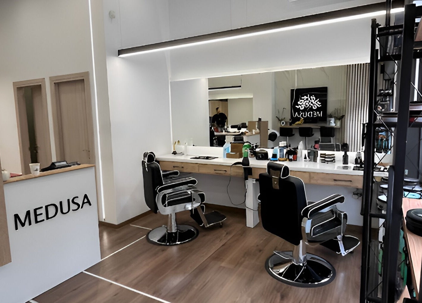 Σύγχρονο κομμωτήριο στο Medusa Barber Kalamaria, Καλαμαριά, GR με πολυτελή καρέκλες και φωτεινή διακόσμηση.