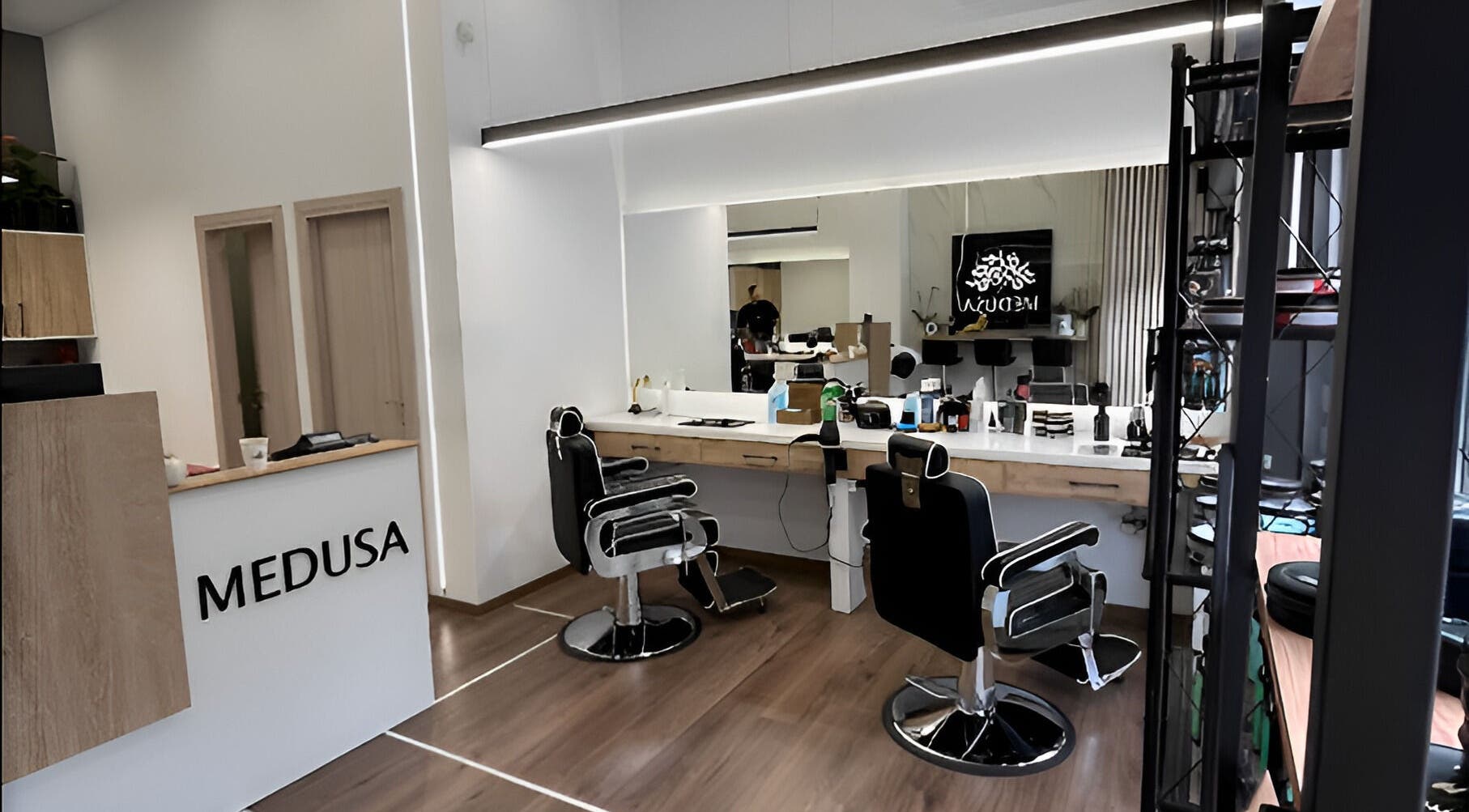 Σύγχρονο κομμωτήριο στο Medusa Barber Kalamaria, Καλαμαριά, GR με πολυτελή καρέκλες και φωτεινή διακόσμηση.