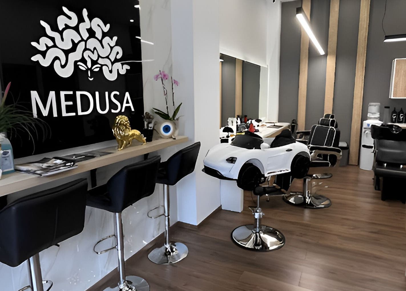 Μοντέρνος εσωτερικός χώρος του Medusa Barber Kalamaria στη Καλαμαριά, GR με κομψά έπιπλα και ενεργητική διακόσμηση.