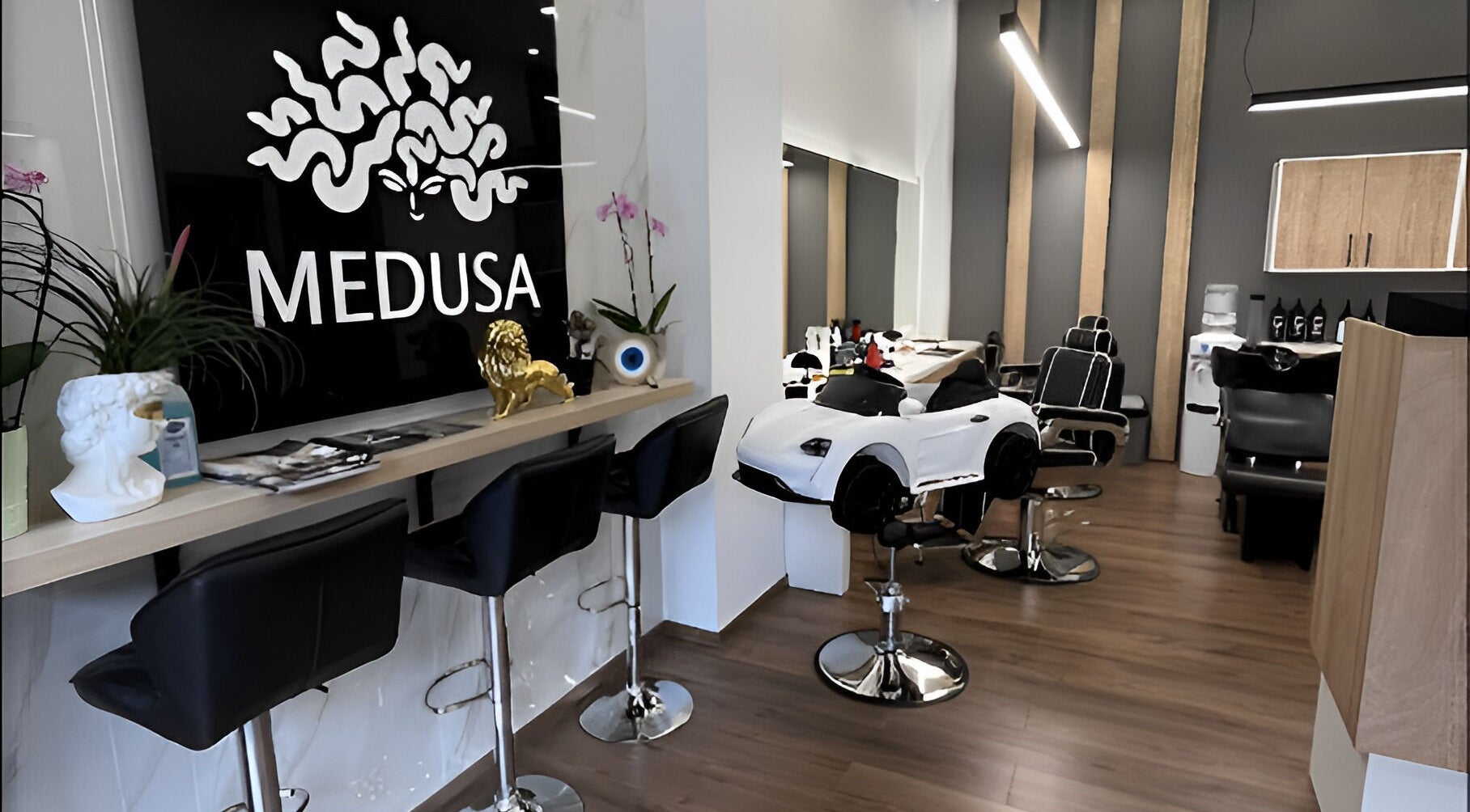 Μοντέρνος εσωτερικός χώρος του Medusa Barber Kalamaria στη Καλαμαριά, GR με κομψά έπιπλα και ενεργητική διακόσμηση.