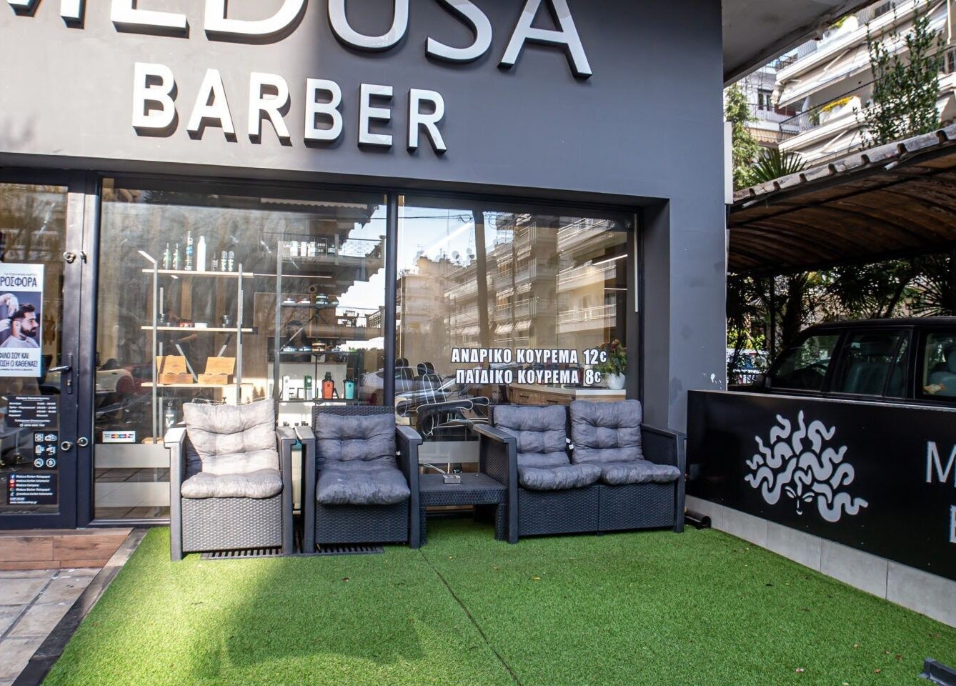 Εξωτερική όψη του Medusa Barber Kalamaria στην Καλαμαριά, GR με άνετους καναπέδες.