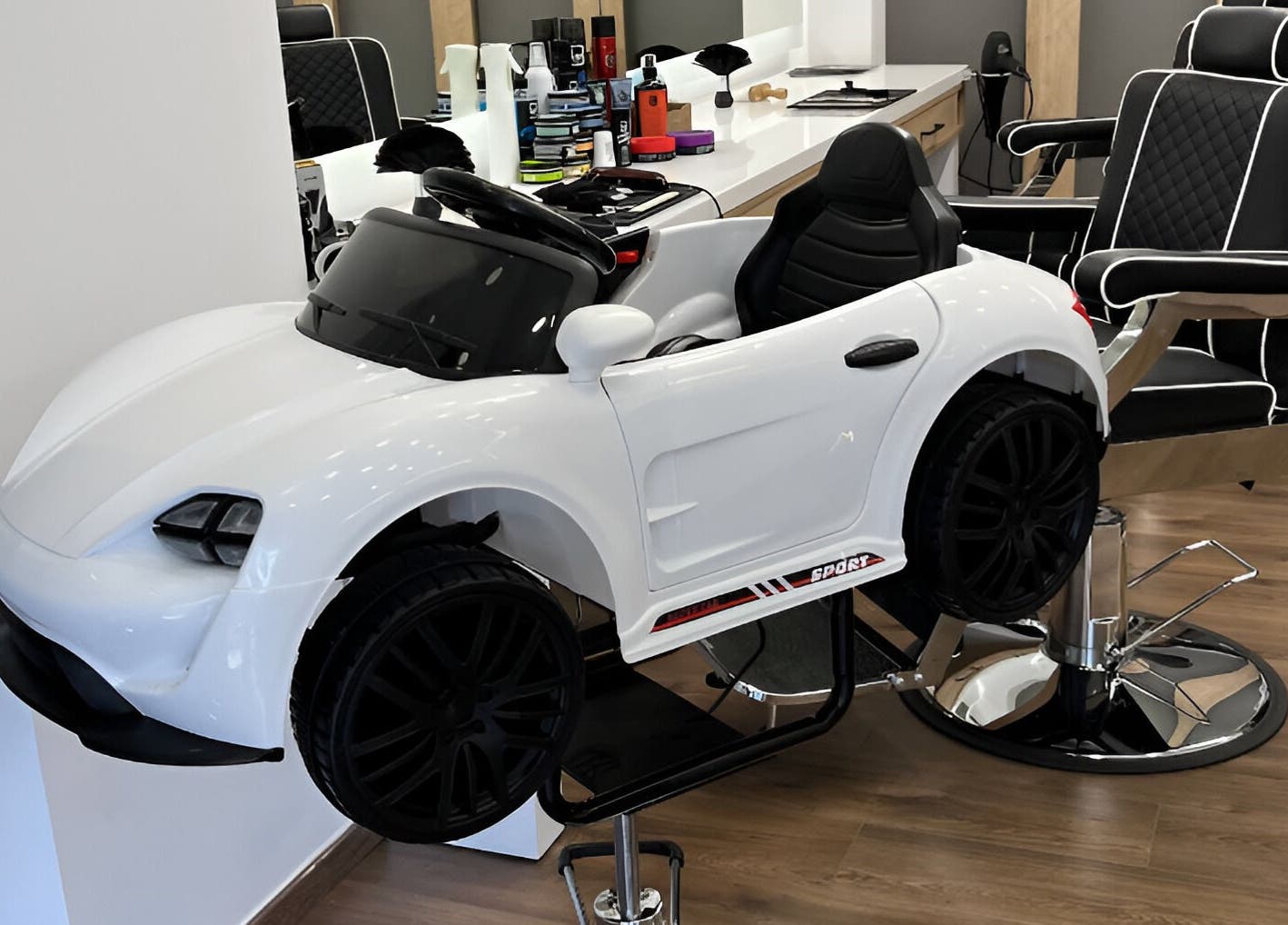 Παιδική καρέκλα κομμωτηρίου σε σχήμα αυτοκινήτου στο Medusa Barber Kalamaria, Καλαμαριά, GR.