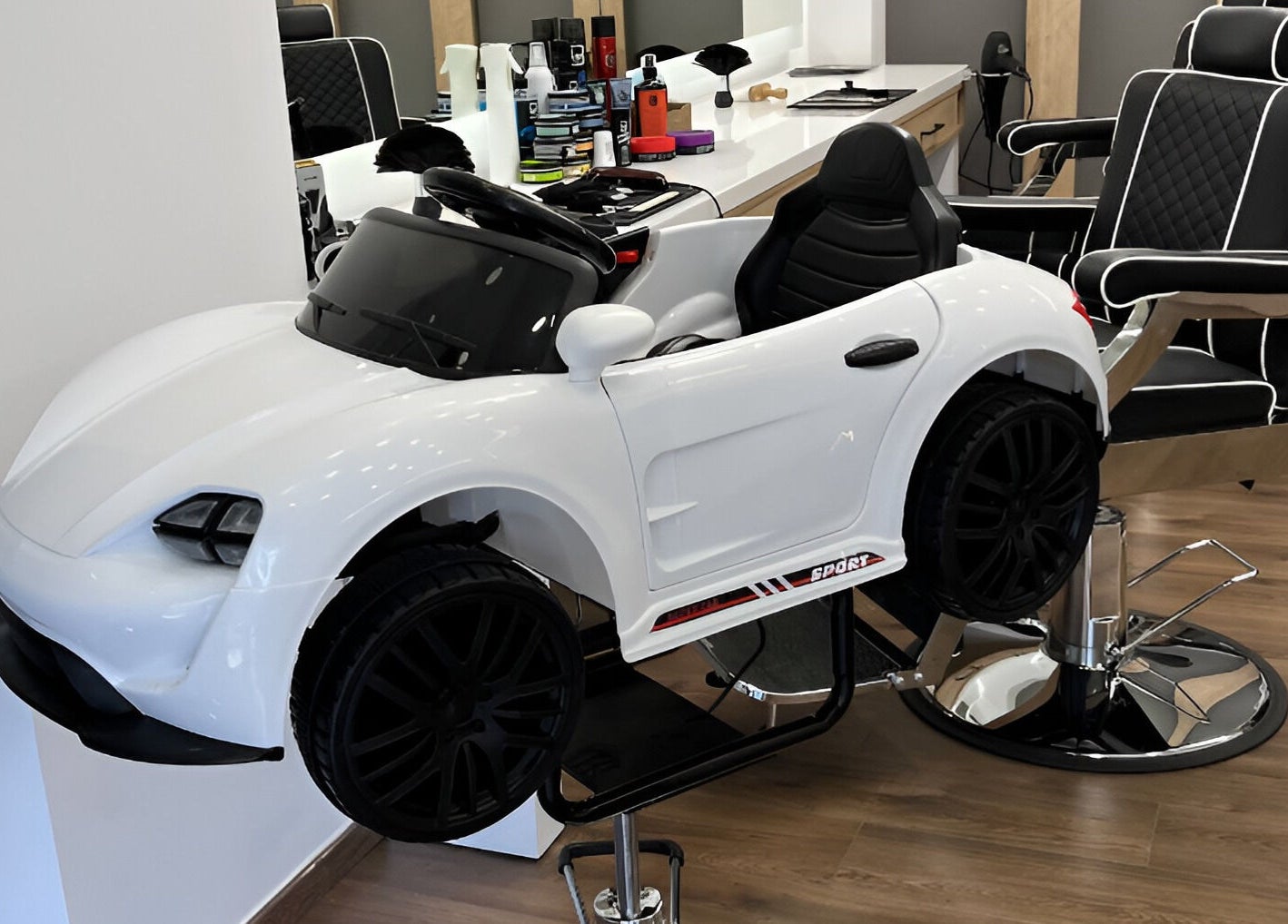 Παιδική καρέκλα κομμωτηρίου σε σχήμα αυτοκινήτου στο Medusa Barber Kalamaria, Καλαμαριά, GR.