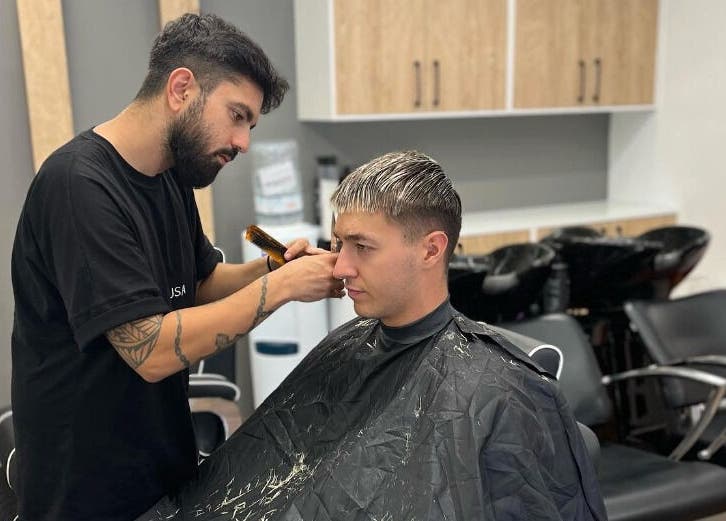 Κούρεμα στο Medusa Barber Kalamaria, Καλαμαριά, GR με επαγγελματική περιποίηση.