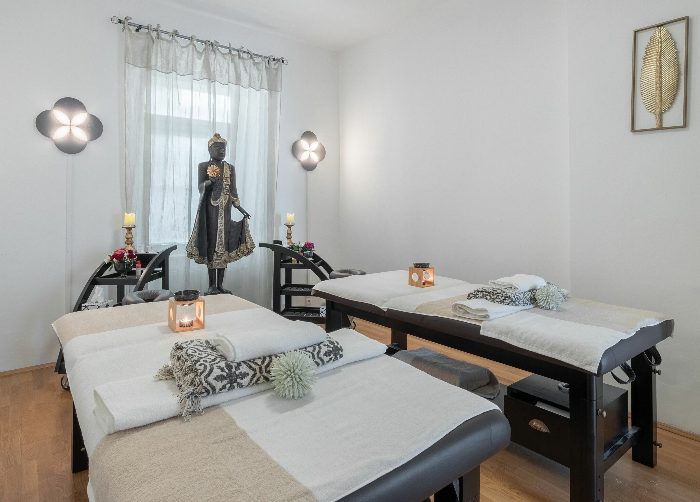 Entspannte Massagezimmer bei Deevari Spa Am Goetheplatz, München, Bayern, DE mit stimmungsvoller Dekoration.