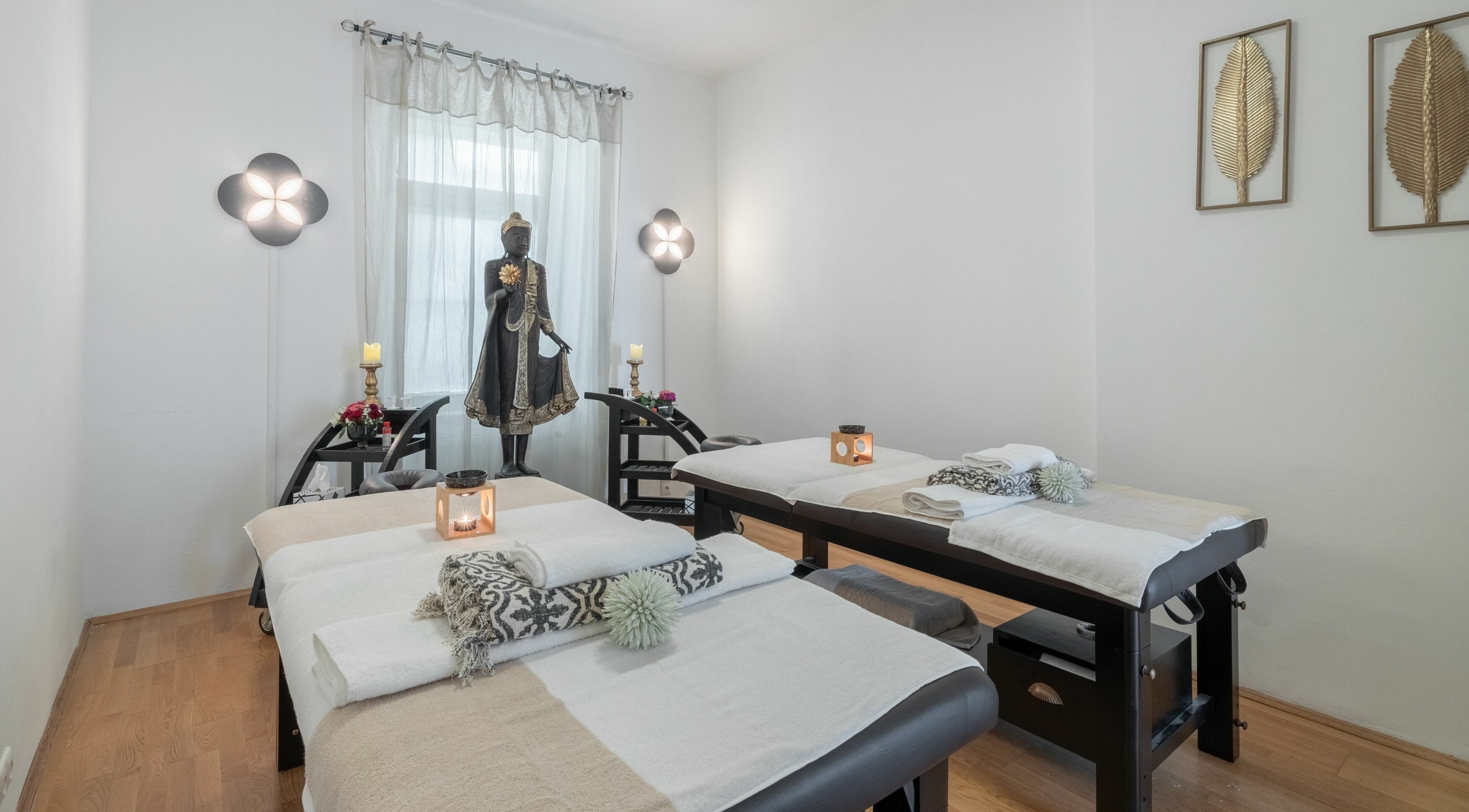 Entspannte Massagezimmer bei Deevari Spa Am Goetheplatz, München, Bayern, DE mit stimmungsvoller Dekoration.