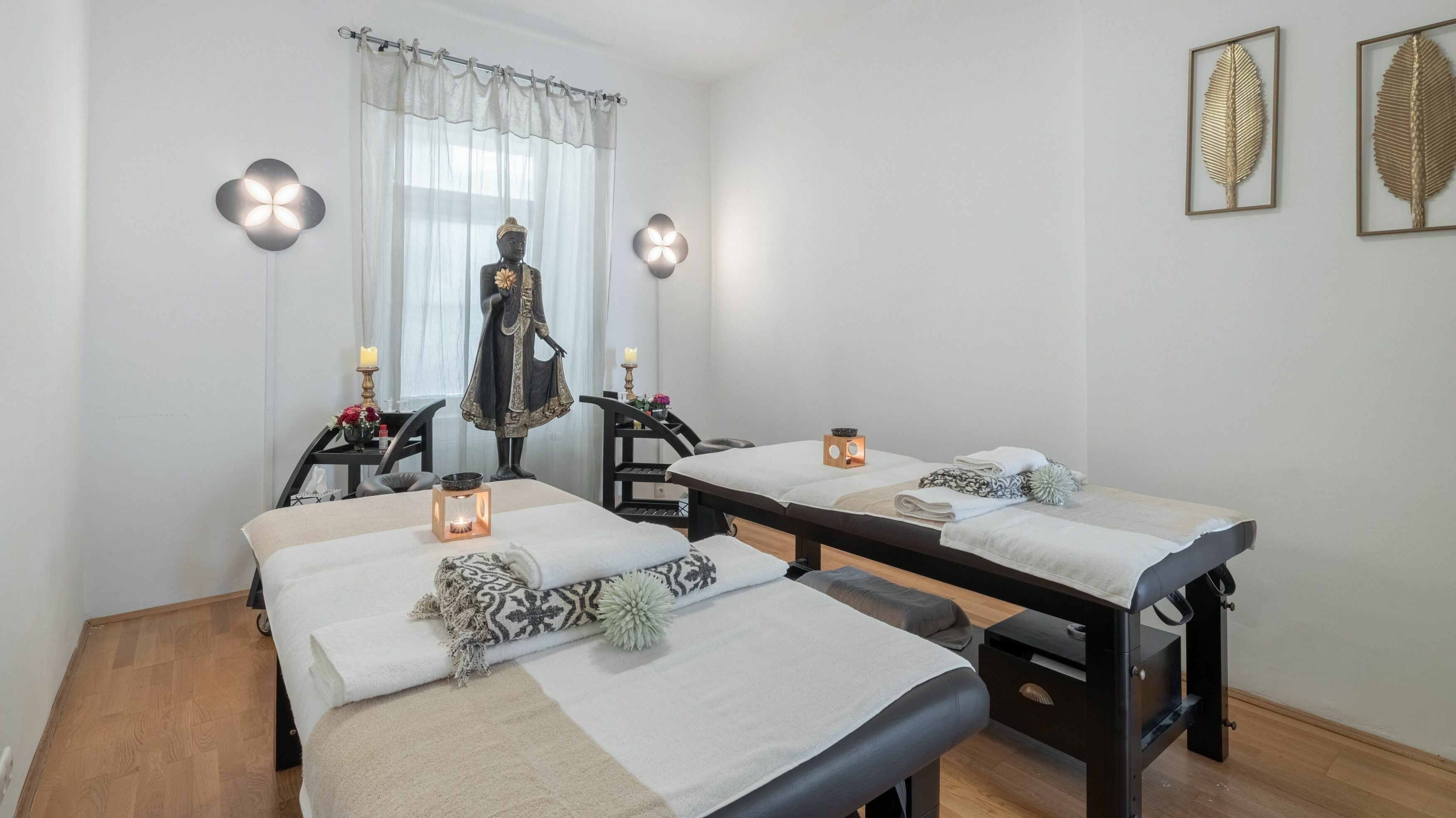 Entspannte Massagezimmer bei Deevari Spa Am Goetheplatz, München, Bayern, DE mit stimmungsvoller Dekoration.