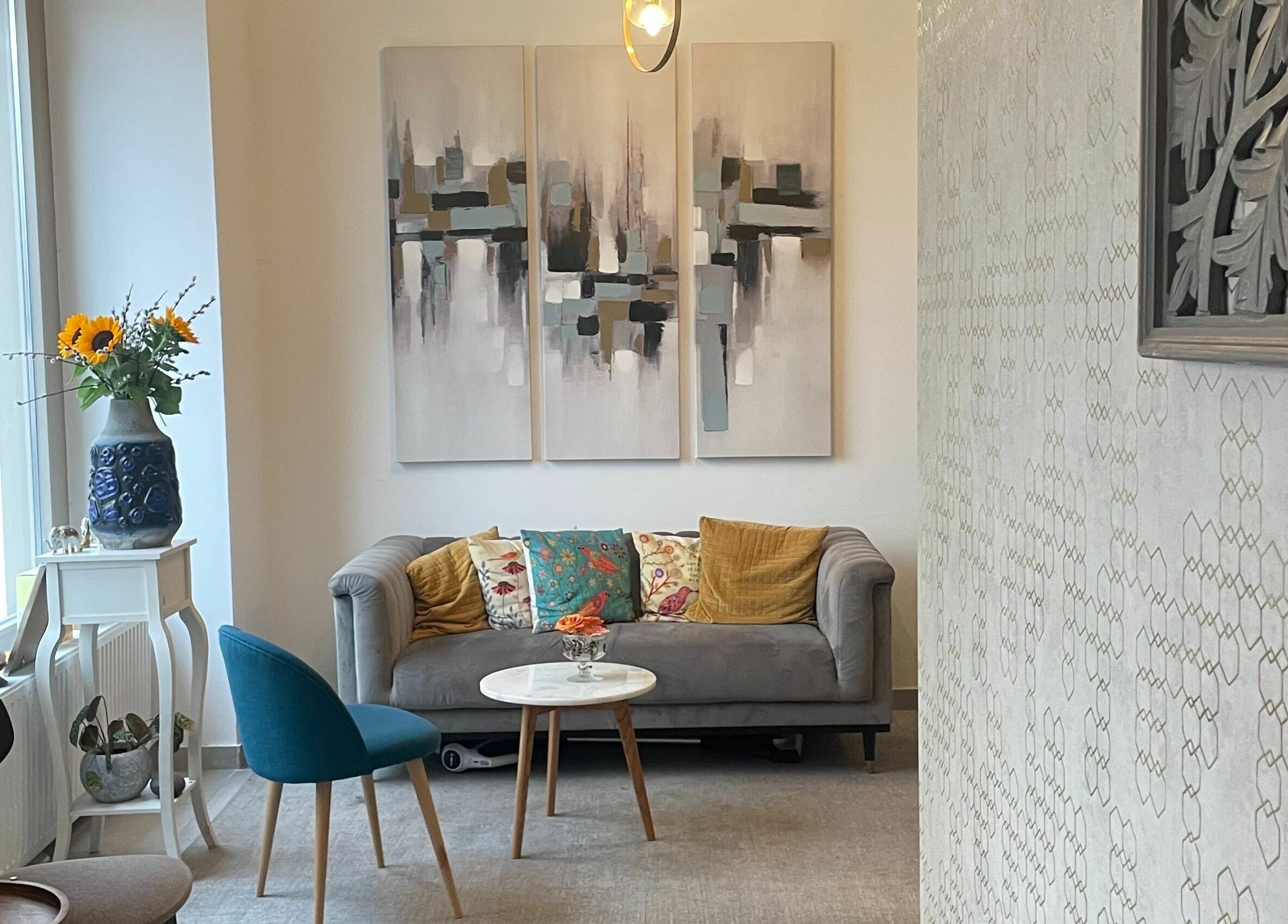 Gemütlicher Loungebereich bei Deevari Spa Am Goetheplatz, München, Bayern, DE mit stilvollem Sofa und Kunst.