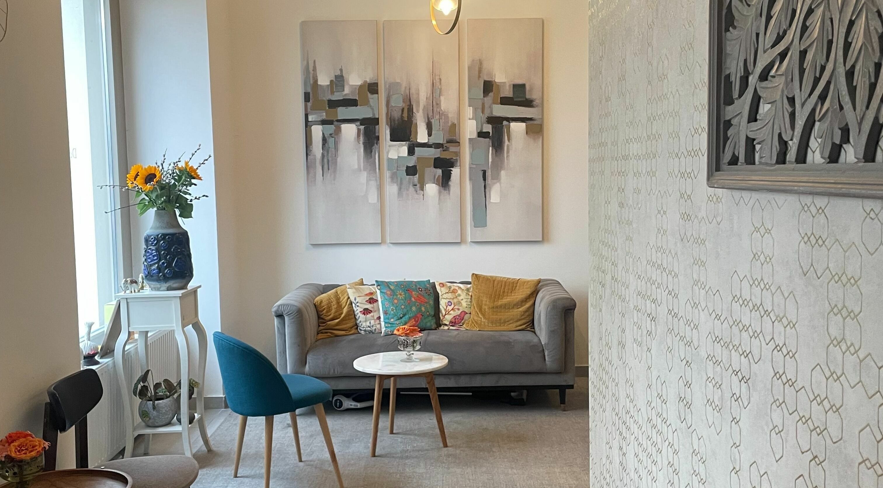 Gemütlicher Loungebereich bei Deevari Spa Am Goetheplatz, München, Bayern, DE mit stilvollem Sofa und Kunst.