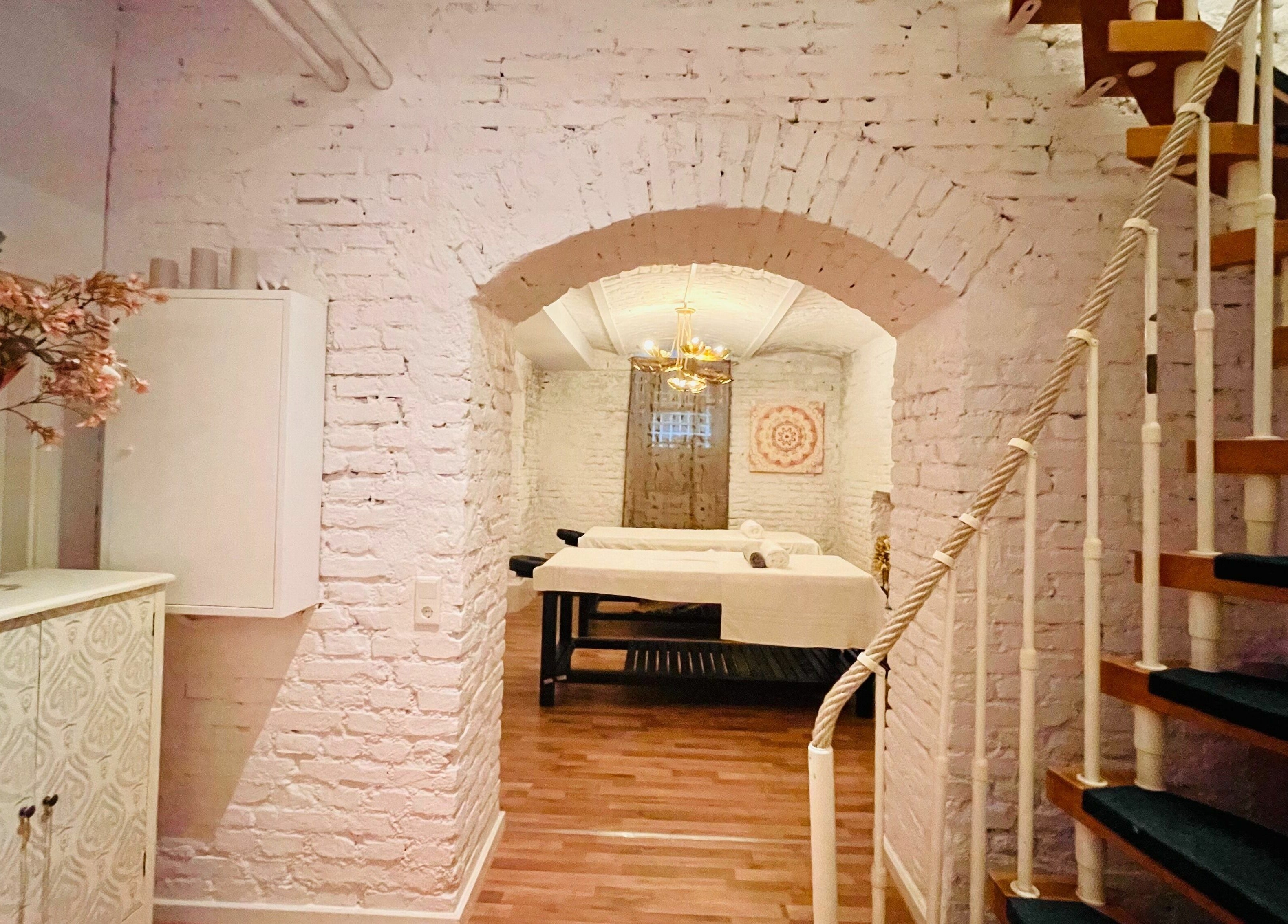 Eleganter Behandlungsraum bei Deevari Spa Am Goetheplatz, München, Bayern, DE mit ruhiger Atmosphäre.