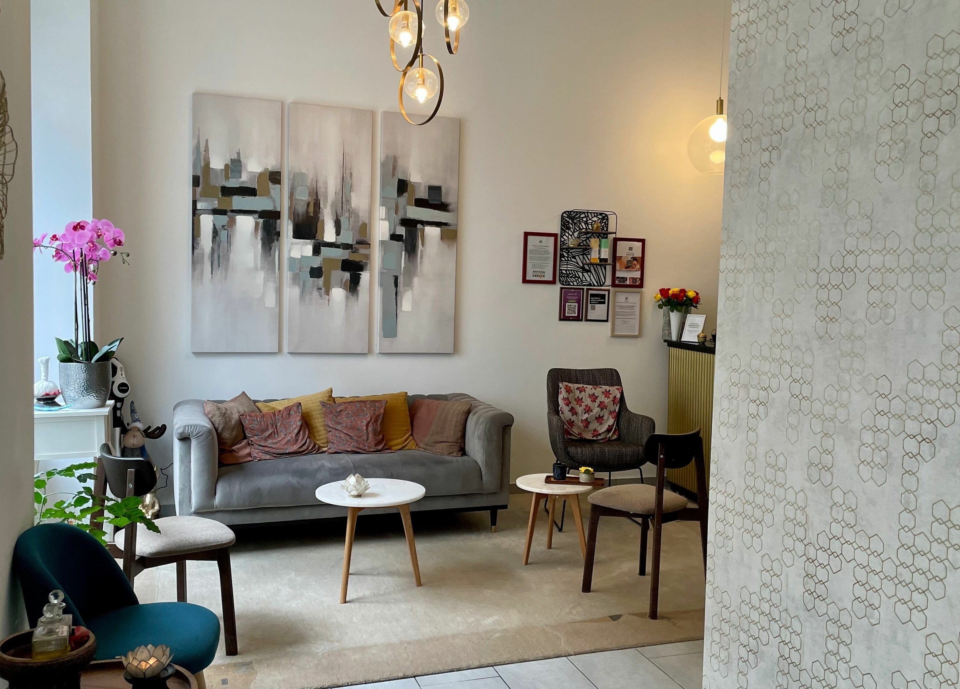 Eleganter Wartebereich bei Deevari Spa Am Goetheplatz, München, Bayern, DE mit komfortablen Sitzgelegenheiten.