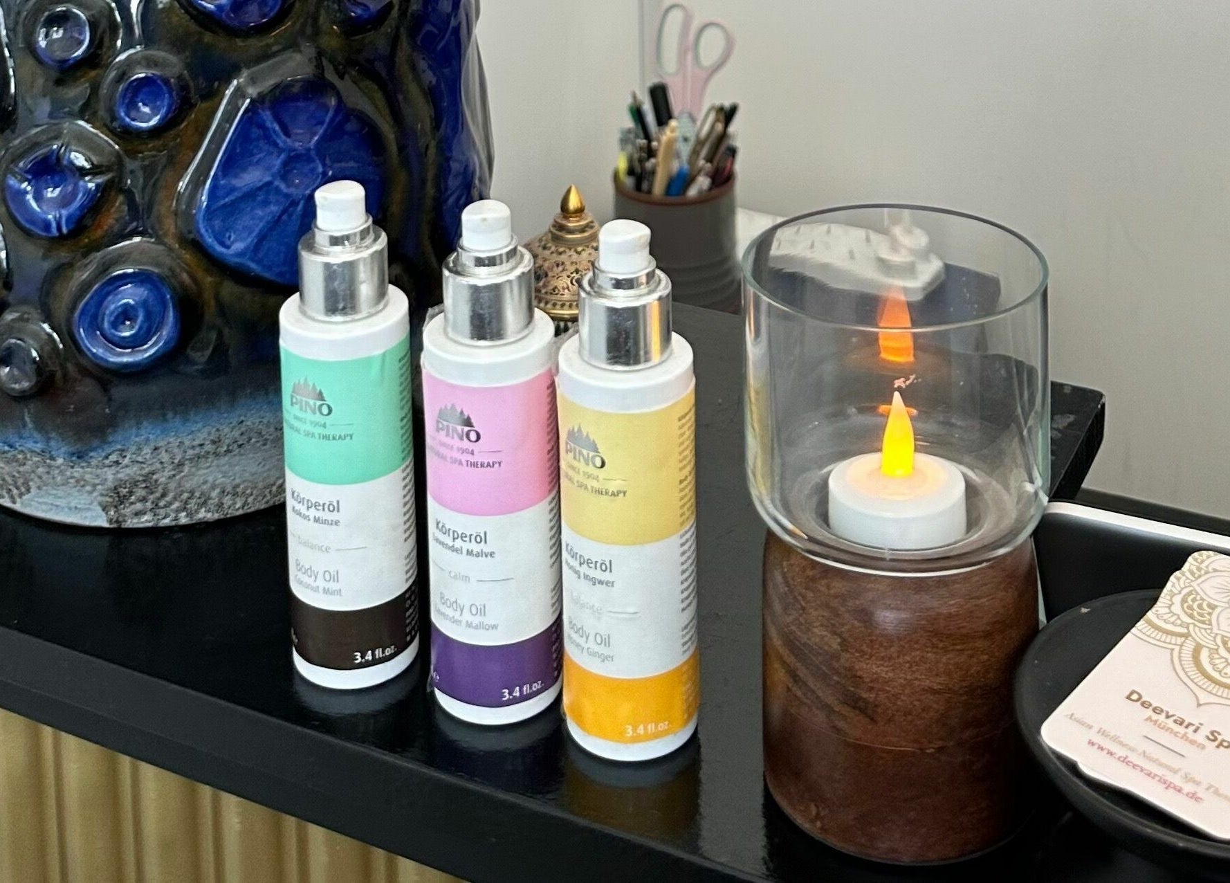 Wellness-Öle und Kerze im Deevari Spa Am Goetheplatz, München, Bayern, DE.