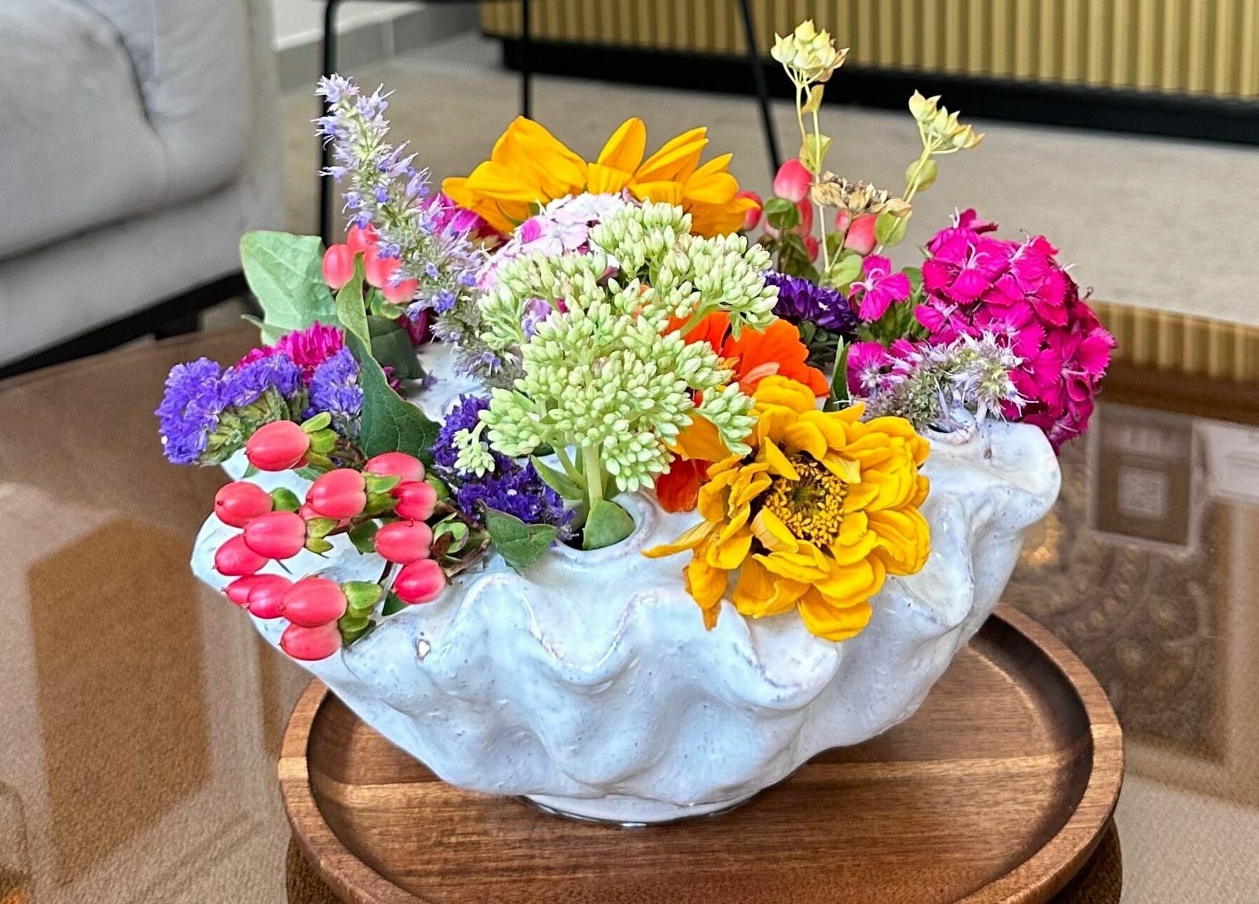 Bunter Blumenstrauß in weißer Vase bei Deevari Spa Am Goetheplatz, München, Bayern, DE.