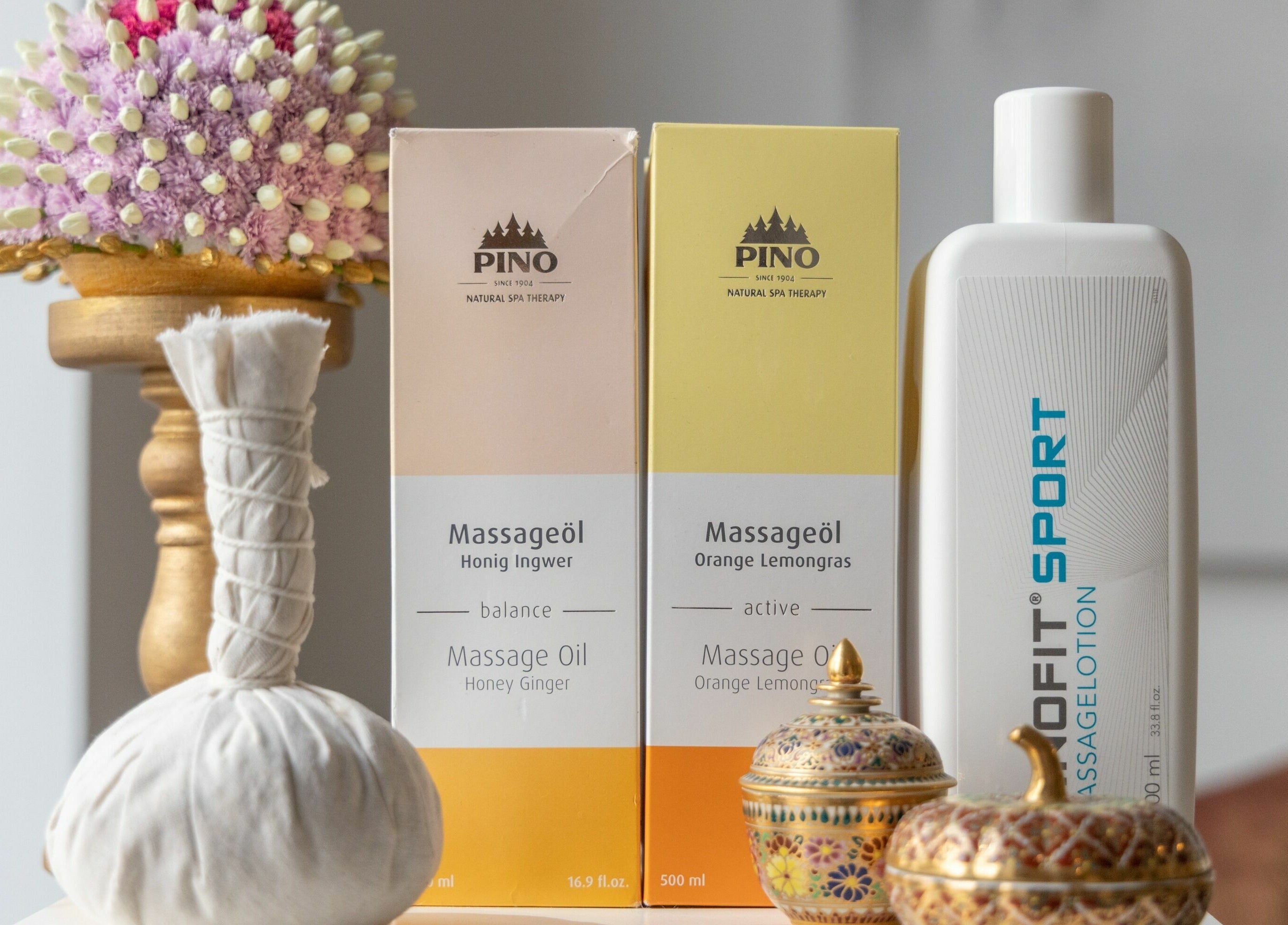 Spa-Produkte und Massageöle bei Deevari Spa Am Goetheplatz, München, Bayern, DE für ein entspannendes Erlebnis.