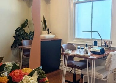 Studio Ten’s cozy nail station with flowers, located in Auckland, Auckland, NZ, offers a tranquil beauty experience.
