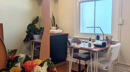 Studio Ten’s cozy nail station with flowers, located in Auckland, Auckland, NZ, offers a tranquil beauty experience.