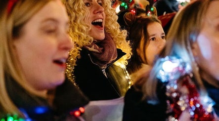 Group of joyful people with holiday lights at SING GENEVA, Genève, Genève, CH.