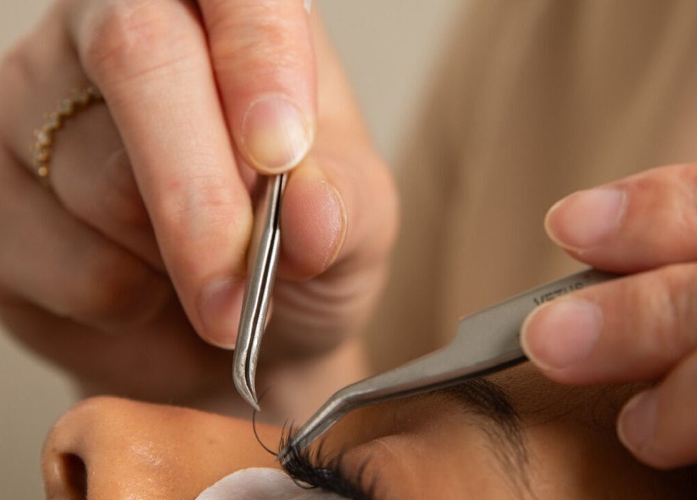 تطبيق رموش في صالون رمشا سبا | الدمام، المنطقة الشرقية، SA لنتائج مذهلة.