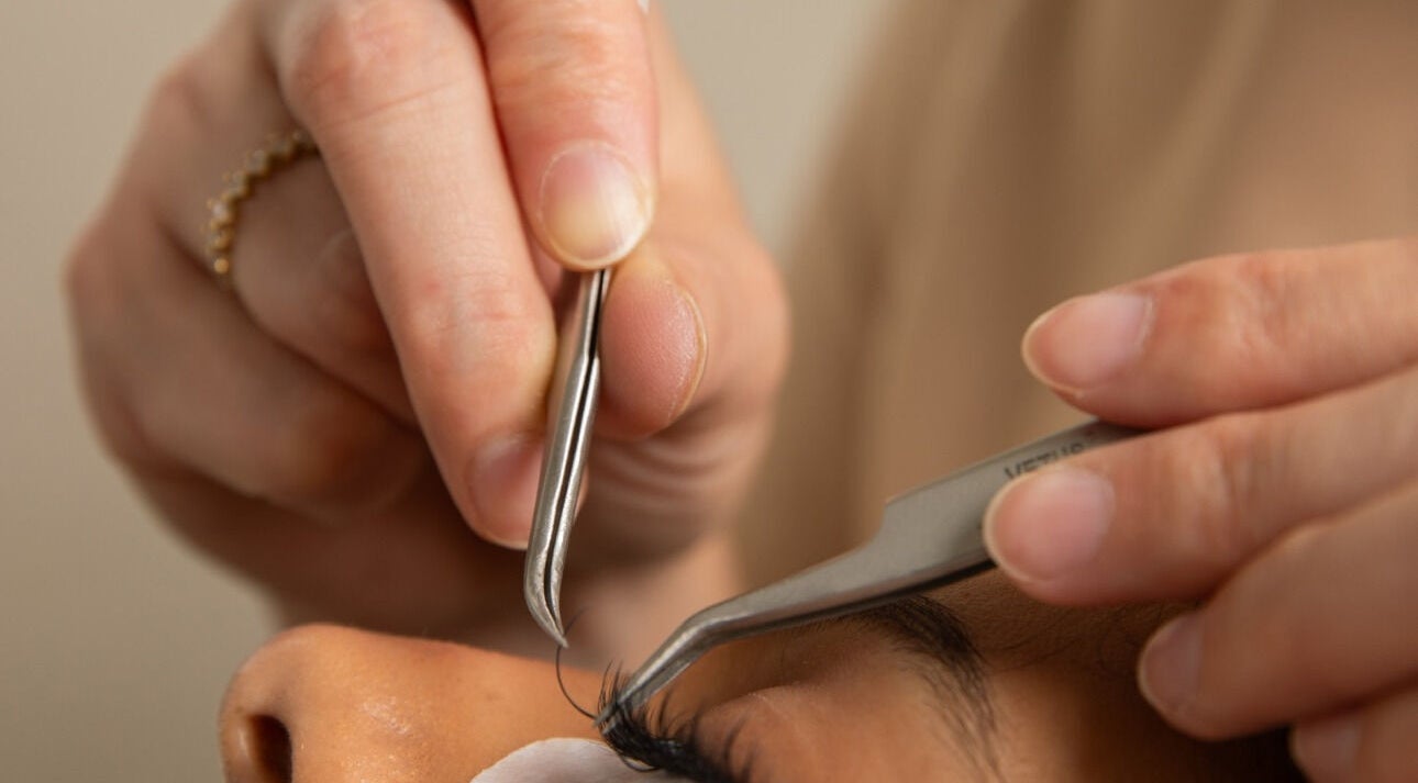 تطبيق رموش في صالون رمشا سبا | الدمام، المنطقة الشرقية، SA لنتائج مذهلة.