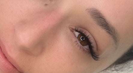 Close-up of expertly styled lashes at Valentina Beauté, Montréal, Québec, CA, showcasing beauty services.