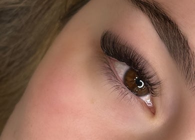 Close-up of beautifully enhanced lashes at Valentina Beauté, Montréal, Québec, CA.