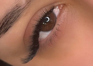 Close-up of elegant eyelash extensions at Valentina Beauté, Montréal, Québec, CA, showcasing detailed craftsmanship.