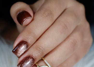 Manicura marrón brillante en Lugo’s Studio, Panamá, Panamá, PA.