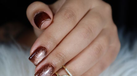 Manicura marrón brillante en Lugo’s Studio, Panamá, Panamá, PA.