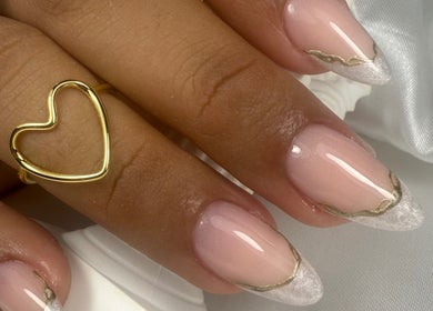 Manicura elegante en Lugo’s Studio, Panamá, Panamá, PA con diseño de uñas en tonos rosas y dorados.