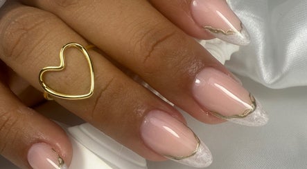 Manicura elegante en Lugo’s Studio, Panamá, Panamá, PA con diseño de uñas en tonos rosas y dorados.