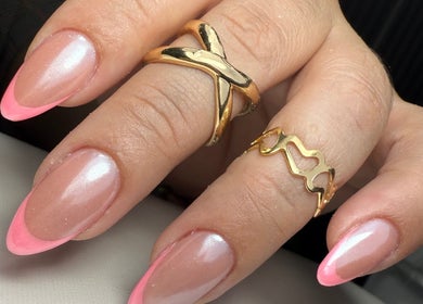 Uñas con diseño rosa en Lugo’s Studio, Panamá, Panamá, PA. Belleza y estilo personalizados.