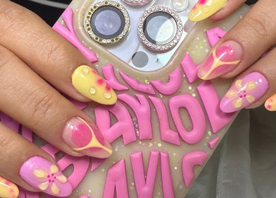Diseño de uñas colorido en Lugo’s Studio, Panamá, Panamá, PA. Manicura brillante y creativa.