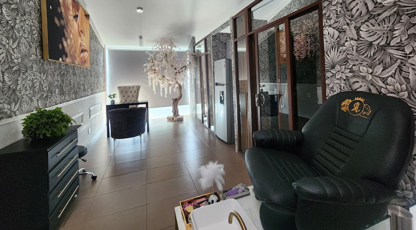 Interior sofisticado de Royal Lux en Santiago de Querétaro con decoración floral y mobiliario elegante.