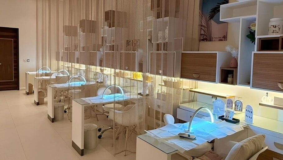 الديكور الأنيق داخل صالون بيوتي بوك في الرياض, SA يبرز راحة وأناقة المكان.