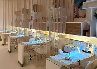 الديكور الأنيق داخل صالون بيوتي بوك في الرياض, SA يبرز راحة وأناقة المكان.