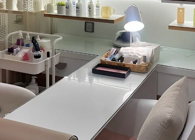 محطة عمل متألقة في صالون بيوتي بوك بالرياض, SA مع منتجات وأدوات مخصصة للعناية والجمال.