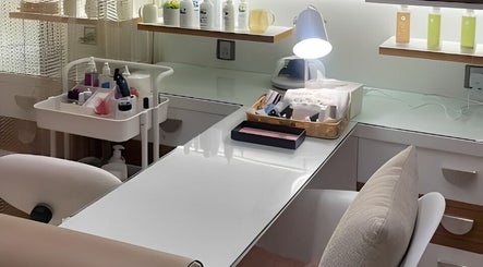 محطة عمل متألقة في صالون بيوتي بوك بالرياض, SA مع منتجات وأدوات مخصصة للعناية والجمال.