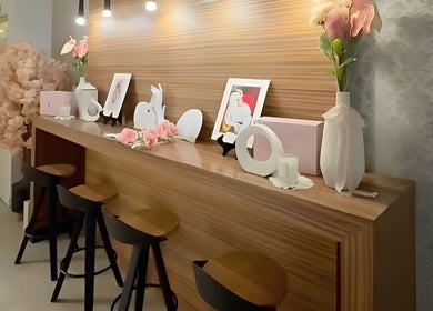 ديكور أنيق في صالون بيوتي بوك - الرياض, SA يعكس الأناقة والراحة.