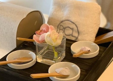 جلسة سبا فاخرة في صالون بيوتي بوك - الرياض, SA، تضم أدوات العناية والبخور.