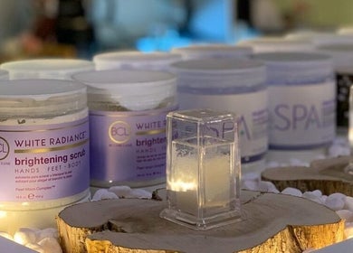 منتجات العناية بالبشرة في صالون بيوتي بوك بالرياض, SA لتعزيز التوهج والبريق.