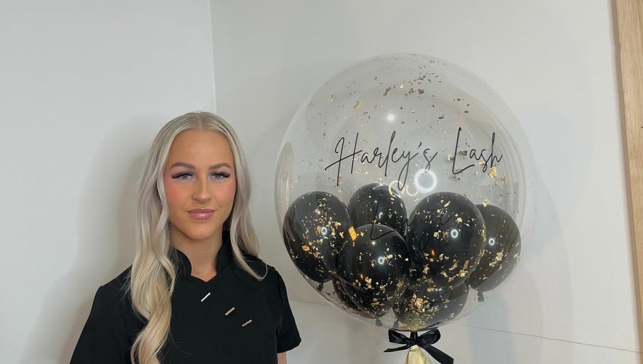 Harley’s Lash Lounge – obraz 1