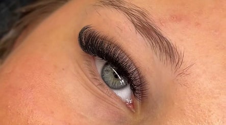 Harley’s Lash Lounge – obraz 2