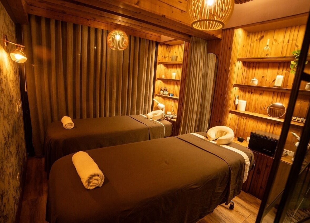 Relax in Celestino Spa's serene massage room in Medellín, Antioquia, CO, featuring warm lighting and cozy ambiance.