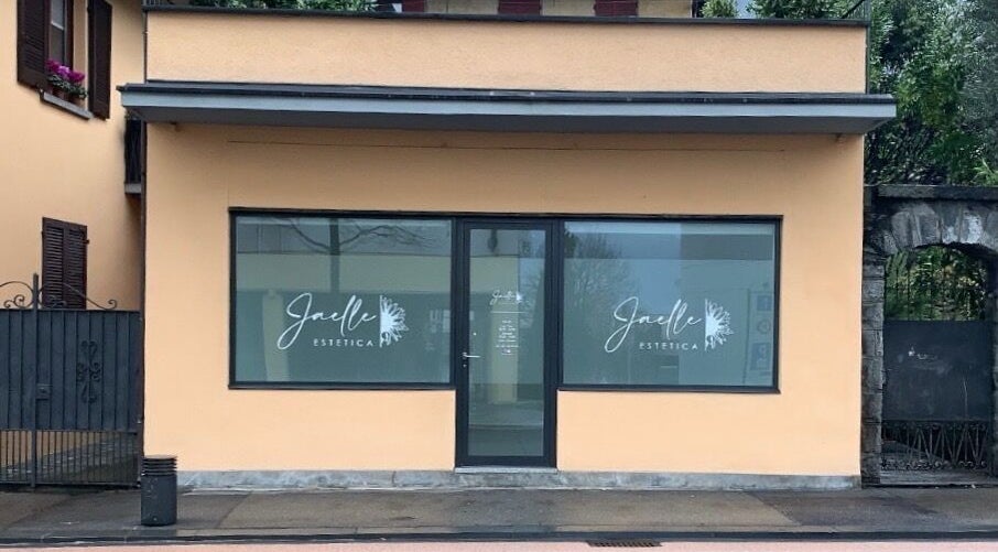 Facciata di Estetica Jaelle a Minusio, Ticino, CH con vetrine decorate.