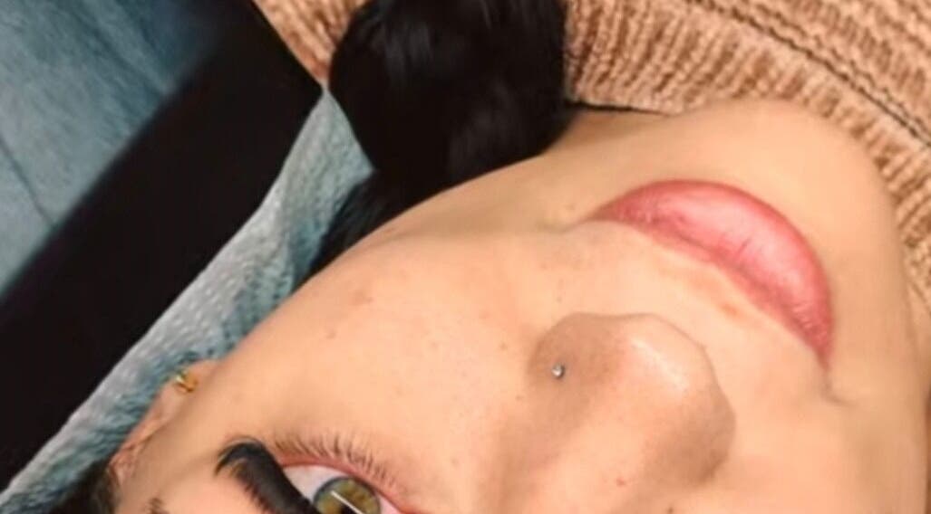 Lash extension application at Lash Bar Beauty and Brows, Benoni, Gauteng, ZA, showcasing expert technique.