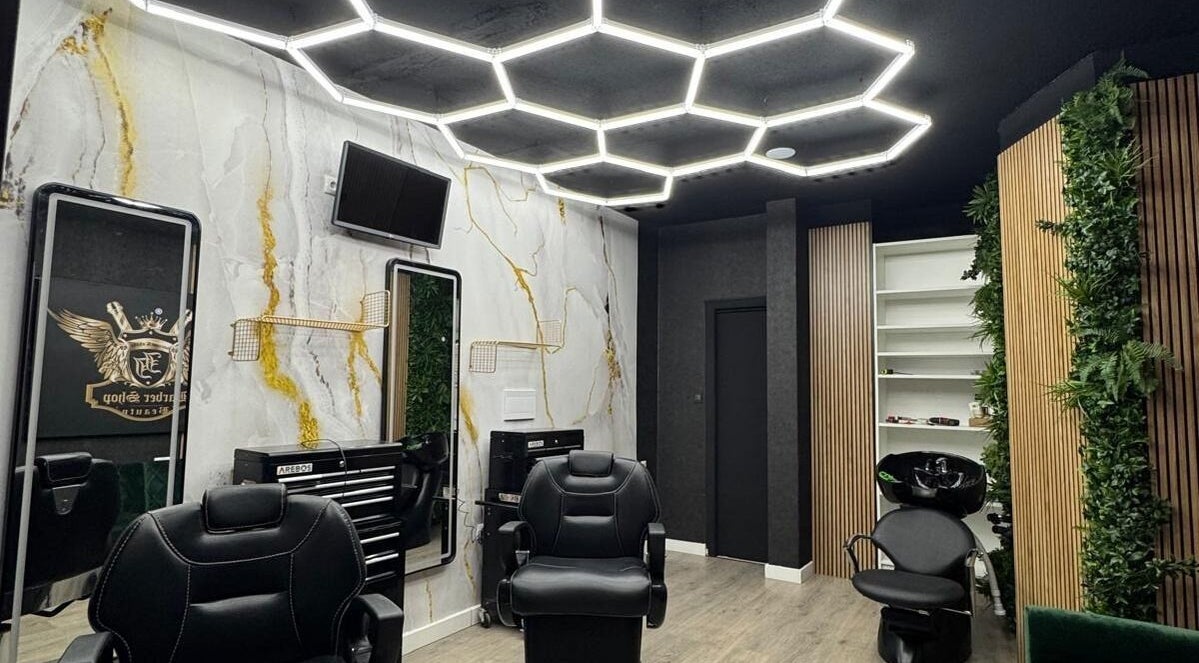 Interior moderno de Santo Domingo JJota Barber Shop en Murcia, Región De Murcia, ES con diseño sofisticado.