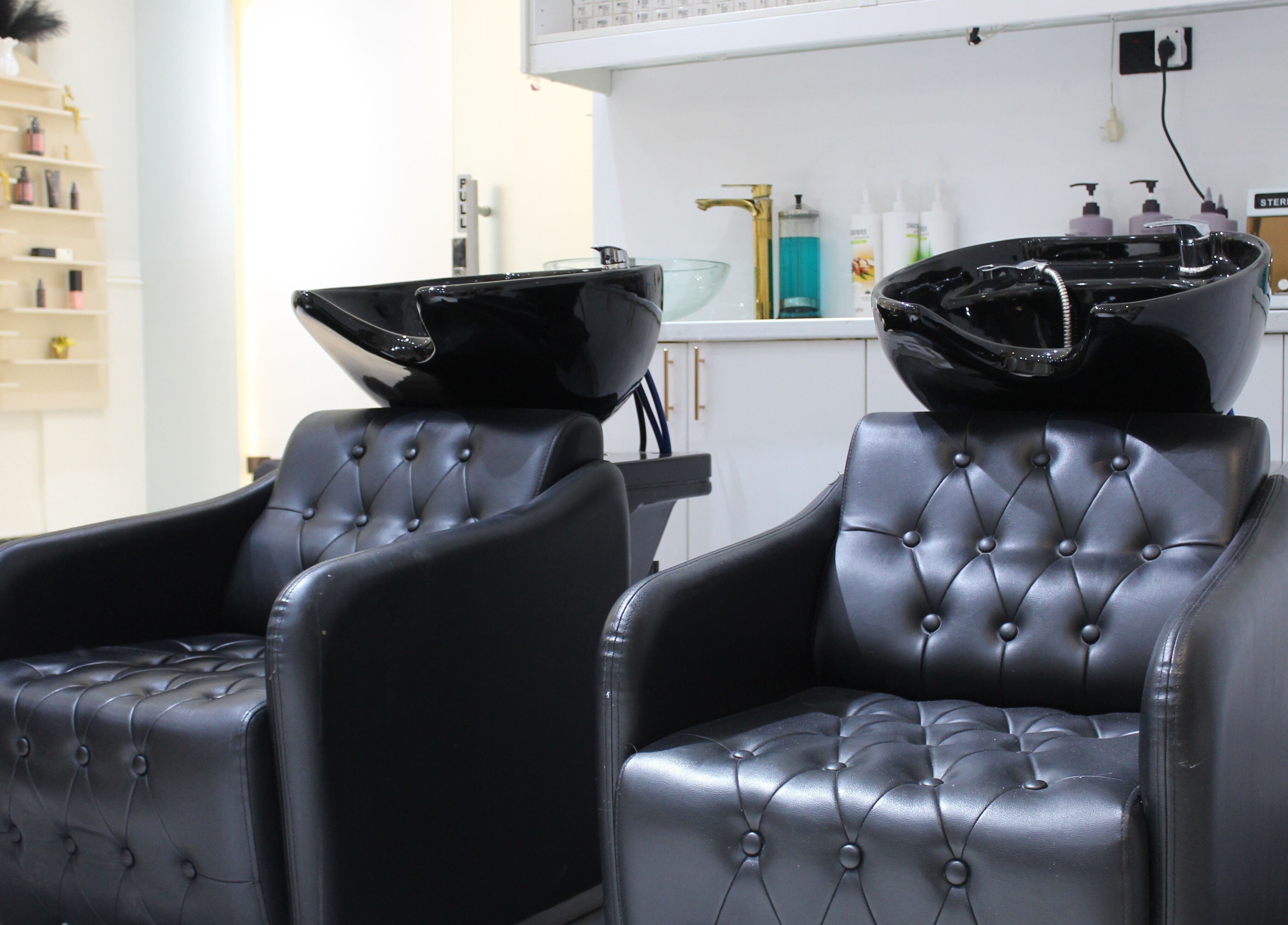 Luxurious wash stations at Vivant Beauty Salon in Dubai, Dubai, AE enhancing your salon experience.