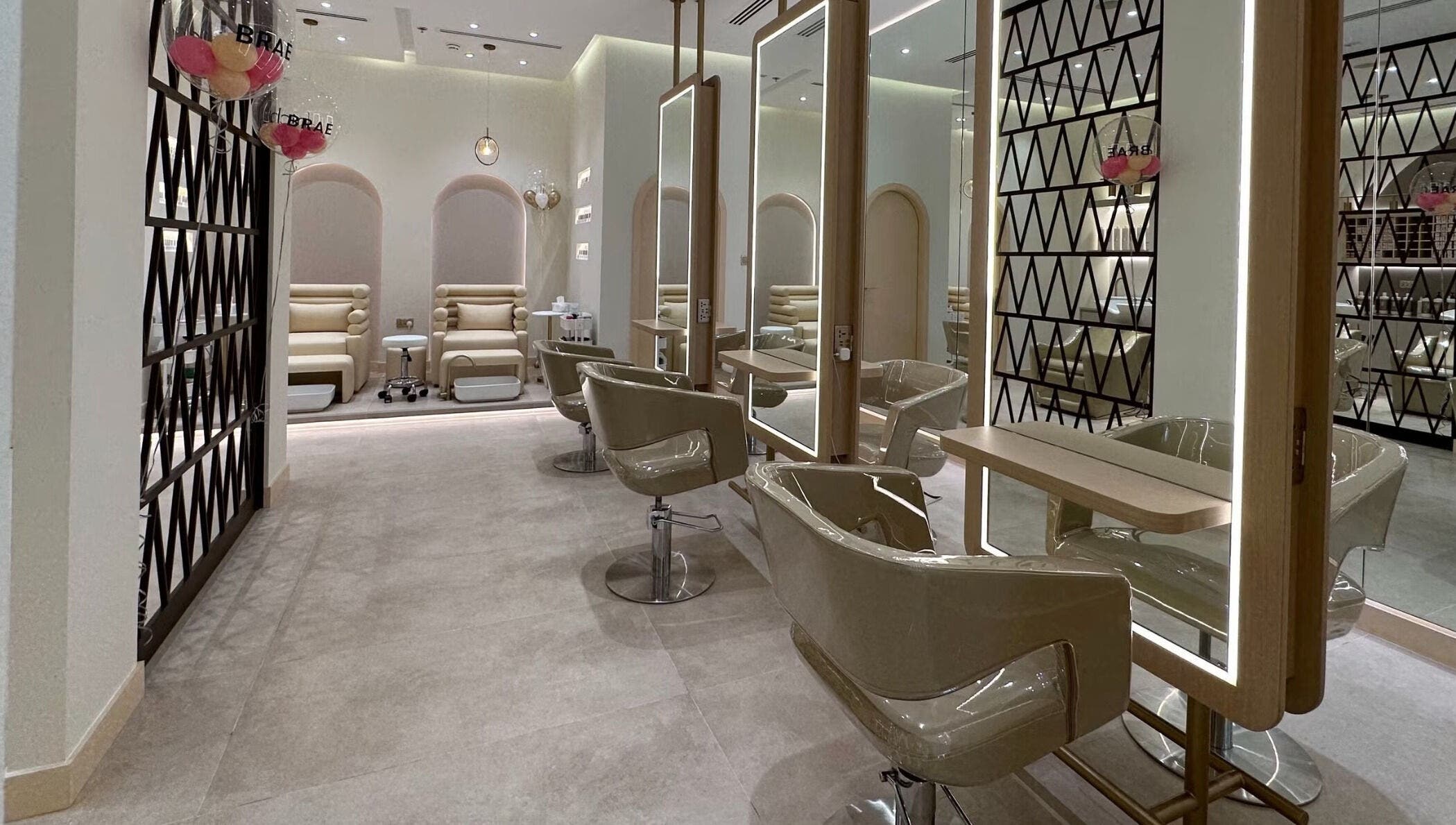 Elegant interior of The Nest Salon, Sobha Hartland in دبي, Dubai, AE, featuring stylish chairs and mirrors.