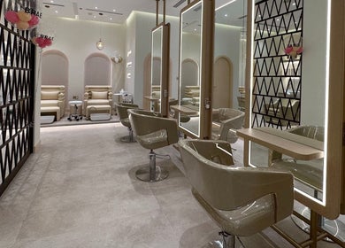Elegant interior of The Nest Salon, Sobha Hartland in دبي, Dubai, AE, featuring stylish chairs and mirrors.
